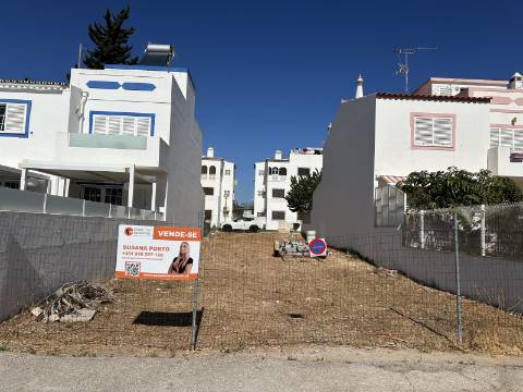 Lote de terreno com 204 m2, com projeto, para construção moradia.
