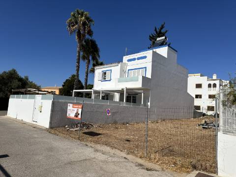 Lote de terreno com 204 m2, com projeto, para construção moradia.
