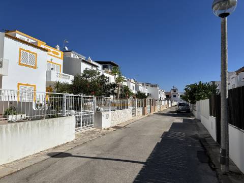 Lote de terreno com 204 m2, com projeto, para construção moradia.
