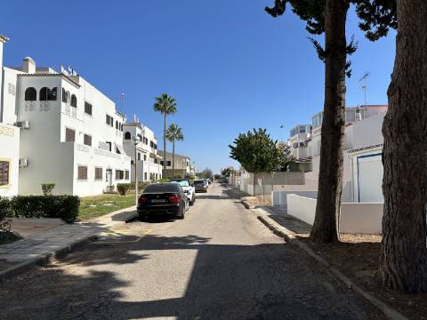 Lote de terreno com 204 m2, com projeto, para construção moradia.
