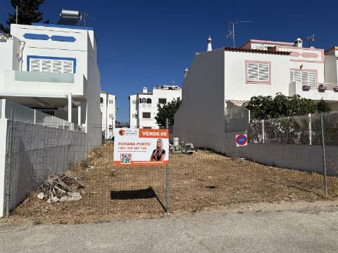Lote de terreno com 204 m2, com projeto, para construção moradia.

