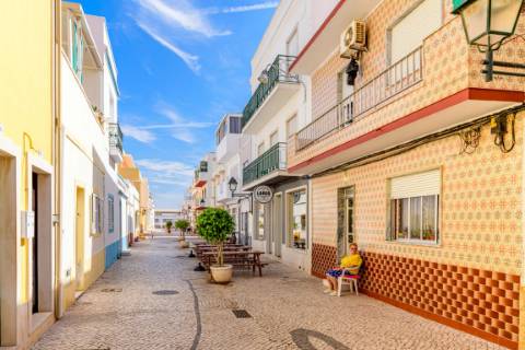 Lote de terreno com 204 m2, com projeto, para construção moradia.
