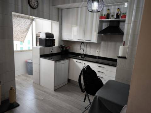 APARTAMENTO COM 3 QUARTOS - DUAS CASAS DE BANHO - ULTIMO ANDAR - EM VILA REAL DE SANTO ANTÓNIO - ALGARVE