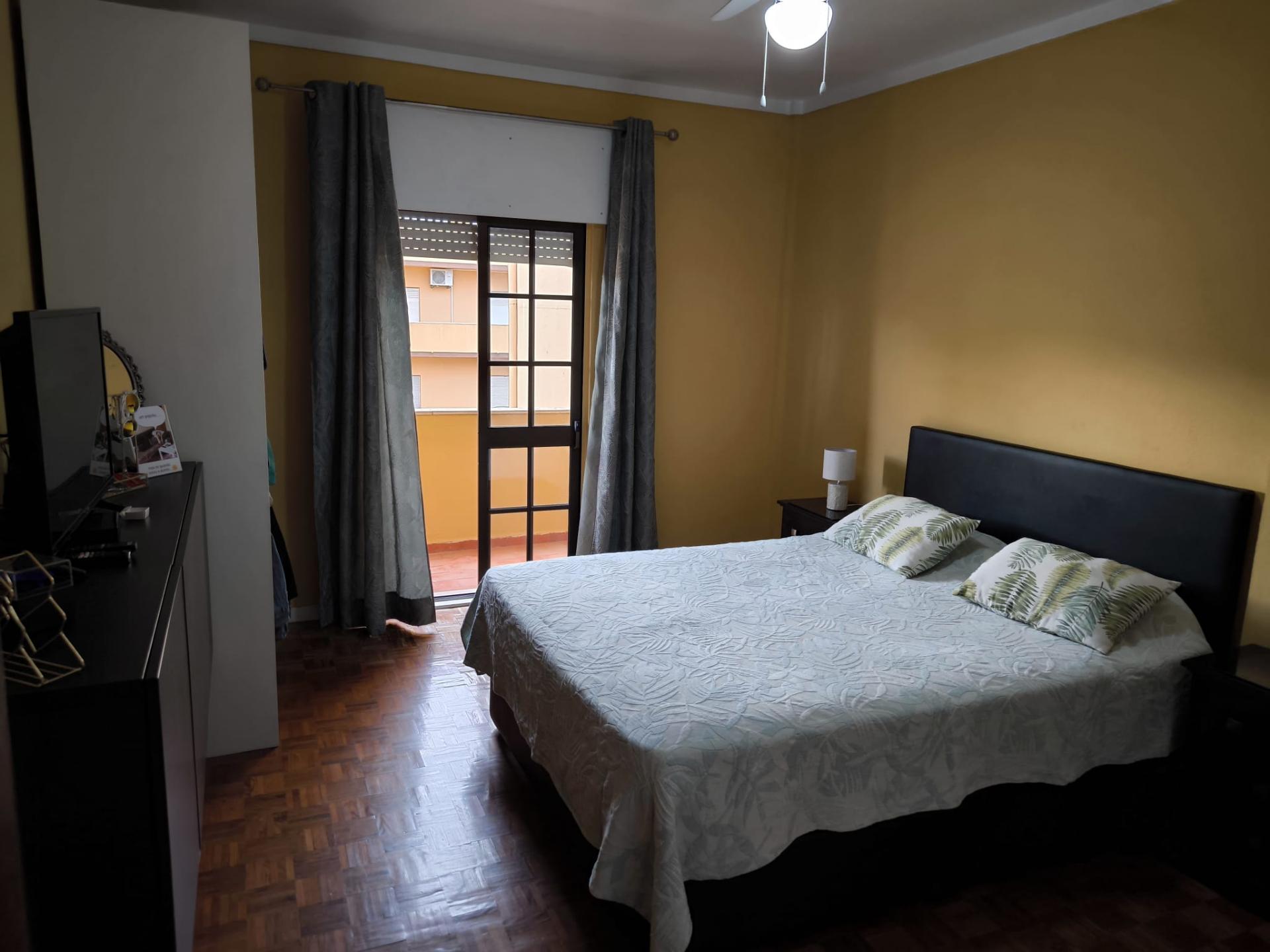 APARTAMENTO COM 3 QUARTOS - DUAS CASAS DE BANHO - ULTIMO ANDAR - EM VILA REAL DE SANTO ANTÓNIO - ALGARVE