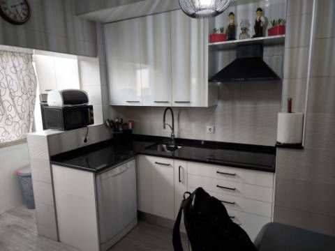 APARTAMENTO COM 3 QUARTOS - DUAS CASAS DE BANHO - ULTIMO ANDAR - EM VILA REAL DE SANTO ANTÓNIO - ALGARVE