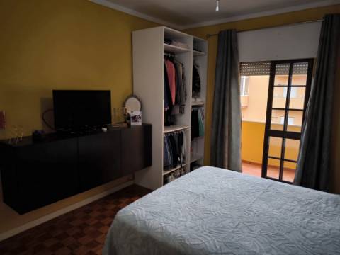 APARTAMENTO COM 3 QUARTOS - DUAS CASAS DE BANHO - ULTIMO ANDAR - EM VILA REAL DE SANTO ANTÓNIO - ALGARVE