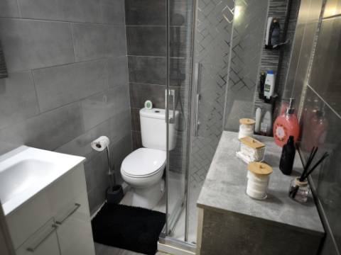 APARTAMENTO COM 3 QUARTOS - DUAS CASAS DE BANHO - ULTIMO ANDAR - EM VILA REAL DE SANTO ANTÓNIO - ALGARVE