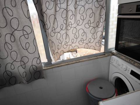 APARTAMENTO COM 3 QUARTOS - DUAS CASAS DE BANHO - ULTIMO ANDAR - EM VILA REAL DE SANTO ANTÓNIO - ALGARVE