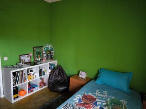 APARTAMENTO COM 3 QUARTOS - DUAS CASAS DE BANHO - ULTIMO ANDAR - EM VILA REAL DE SANTO ANTÓNIO - ALGARVE