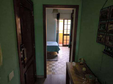 APARTAMENTO COM 3 QUARTOS - DUAS CASAS DE BANHO - ULTIMO ANDAR - EM VILA REAL DE SANTO ANTÓNIO - ALGARVE