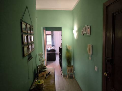 APARTAMENTO COM 3 QUARTOS - DUAS CASAS DE BANHO - ULTIMO ANDAR - EM VILA REAL DE SANTO ANTÓNIO - ALGARVE