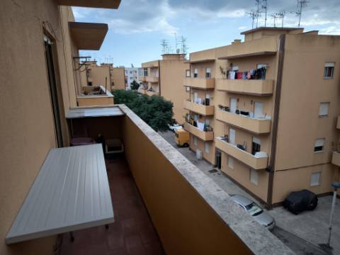 APARTAMENTO COM 3 QUARTOS - DUAS CASAS DE BANHO - ULTIMO ANDAR - EM VILA REAL DE SANTO ANTÓNIO - ALGARVE