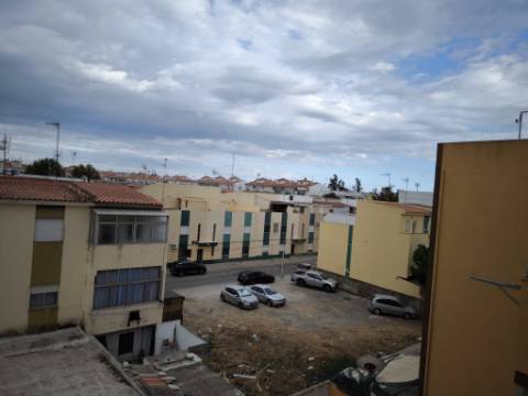 APARTAMENTO COM 3 QUARTOS - DUAS CASAS DE BANHO - ULTIMO ANDAR - EM VILA REAL DE SANTO ANTÓNIO - ALGARVE