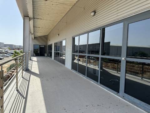 Oportunidade Única arrendamento de Cave Espaçosa em Área Empresarial de Olhão!