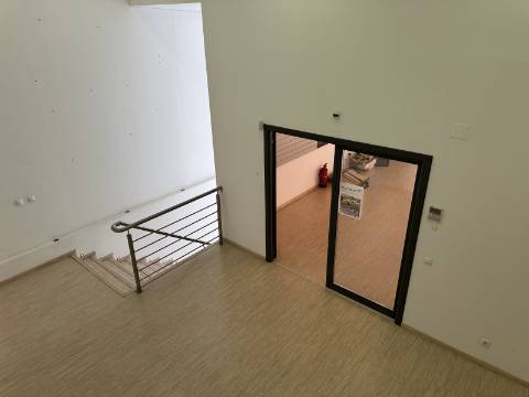 Oportunidade Única arrendamento de Cave Espaçosa em Área Empresarial de Olhão!