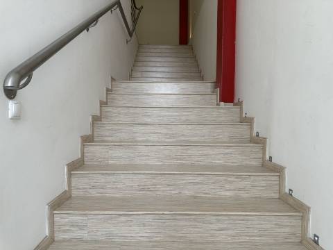 Oportunidade Única arrendamento de Cave Espaçosa em Área Empresarial de Olhão!