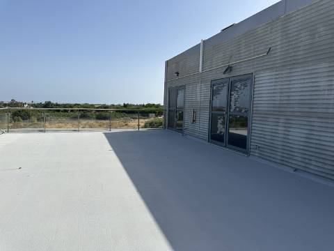 Oportunidade Única arrendamento de Cave Espaçosa em Área Empresarial de Olhão!