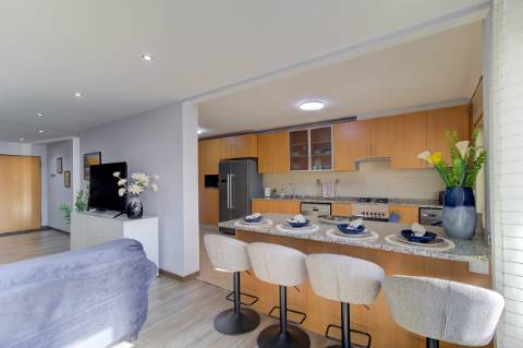 Apartamento de Elegância Contemporânea Melhorado com Distinção