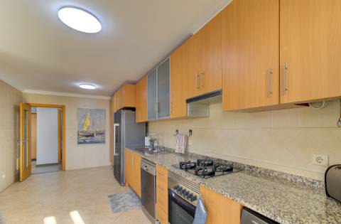 Apartamento de Elegância Contemporânea Melhorado com Distinção