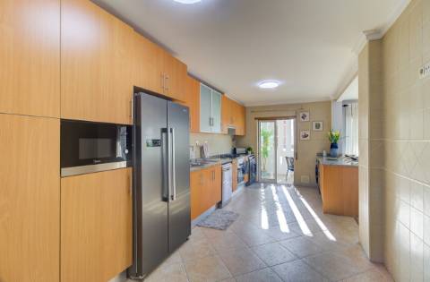 Apartamento de Elegância Contemporânea Melhorado com Distinção