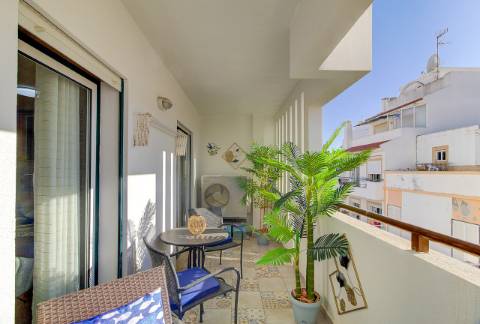 Apartamento de Elegância Contemporânea Melhorado com Distinção