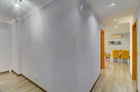 Apartamento de Elegância Contemporânea Melhorado com Distinção