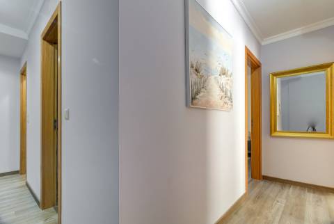 Apartamento de Elegância Contemporânea Melhorado com Distinção