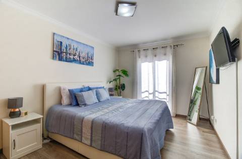 Apartamento de Elegância Contemporânea Melhorado com Distinção