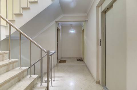 Apartamento de Elegância Contemporânea Melhorado com Distinção