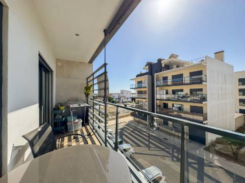 Tavira, a 5 minutos do Centro, T3 de 103 m², com vista mar e elevador.