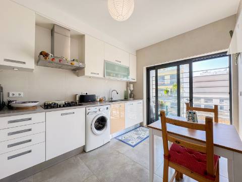 Tavira, a 5 minutos do Centro, T3 de 103 m², com vista mar e elevador.