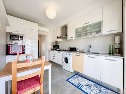 Tavira, a 5 minutos do Centro, T3 de 103 m², com vista mar e elevador.