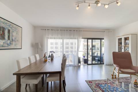 Tavira, a 5 minutos do Centro, T3 de 103 m², com vista mar e elevador.