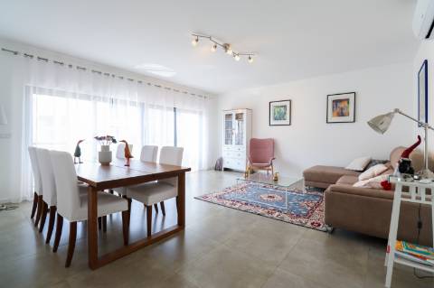 Tavira, a 5 minutos do Centro, T3 de 103 m², com vista mar e elevador.