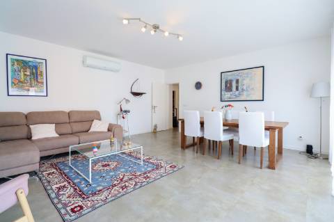 Tavira, a 5 minutos do Centro, T3 de 103 m², com vista mar e elevador.