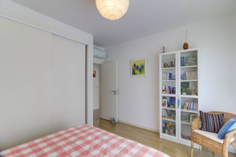 Tavira, a 5 minutos do Centro, T3 de 103 m², com vista mar e elevador.