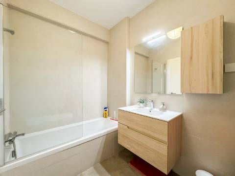 Tavira, a 5 minutos do Centro, T3 de 103 m², com vista mar e elevador.