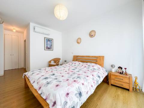 Tavira, a 5 minutos do Centro, T3 de 103 m², com vista mar e elevador.