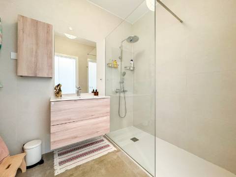 Tavira, a 5 minutos do Centro, T3 de 103 m², com vista mar e elevador.