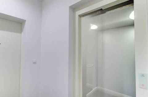 Tavira, a 5 minutos do Centro, T3 de 103 m², com vista mar e elevador.