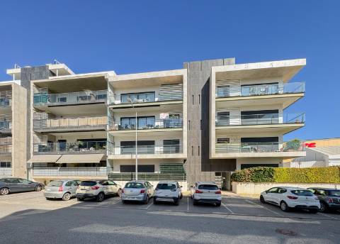 Tavira, a 5 minutos do Centro, T3 de 103 m², com vista mar e elevador.