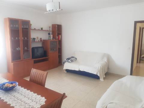 Apartamento T2 Mobilado com Elevador e Varandas - Arrendamento Sazonal (Outubro a Junho)