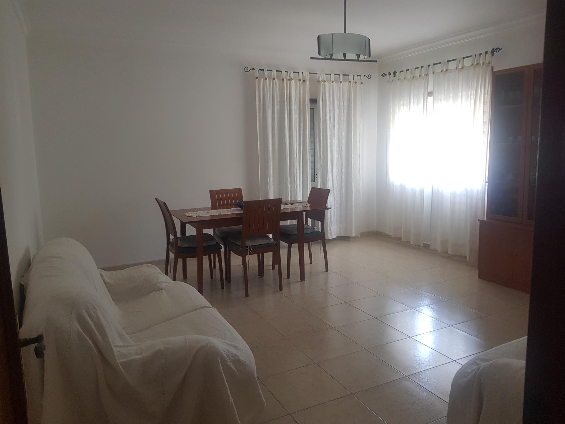 Apartamento T2 Mobilado com Elevador e Varandas - Arrendamento Sazonal (Outubro a Junho)
