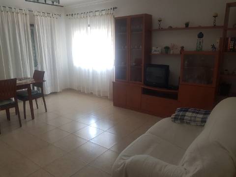 Apartamento T2 Mobilado com Elevador e Varandas - Arrendamento Sazonal (Outubro a Junho)