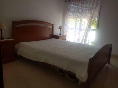 Apartamento T2 Mobilado com Elevador e Varandas - Arrendamento Sazonal (Outubro a Junho)