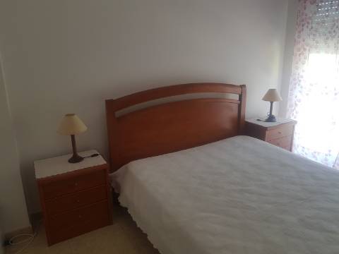 Apartamento T2 Mobilado com Elevador e Varandas - Arrendamento Sazonal (Outubro a Junho)