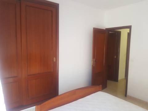 Apartamento T2 Mobilado com Elevador e Varandas - Arrendamento Sazonal (Outubro a Junho)