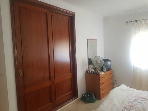 Apartamento T2 Mobilado com Elevador e Varandas - Arrendamento Sazonal (Outubro a Junho)