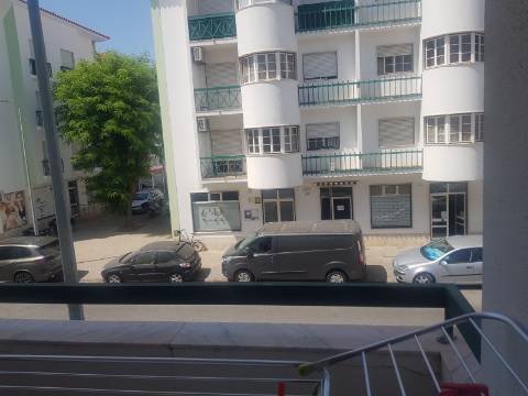 Apartamento T2 Mobilado com Elevador e Varandas - Arrendamento Sazonal (Outubro a Junho)