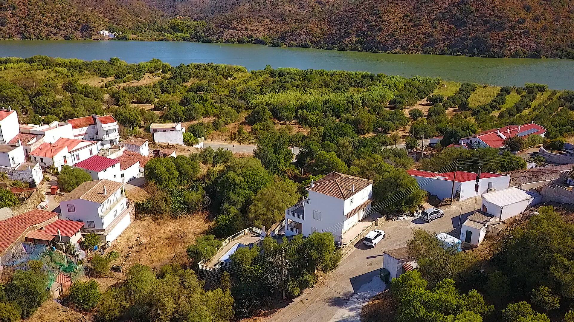 Moradia V4 com terreno + 1 estúdio com vista do rio em Álamo